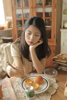 女人趴下脱了内裤光着打屁股